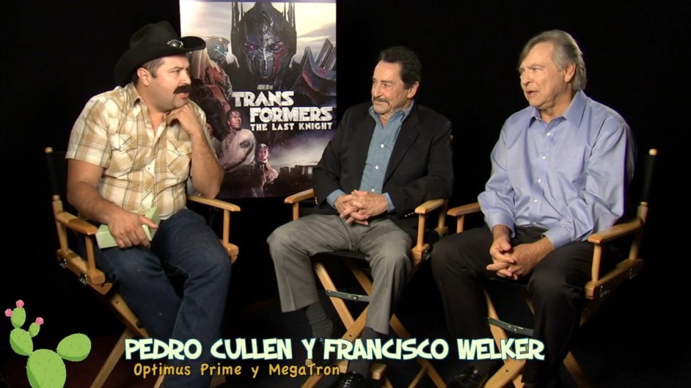 Tiburcio interviewing Pedro Cullen and Frank Welker during a Transformers press event.